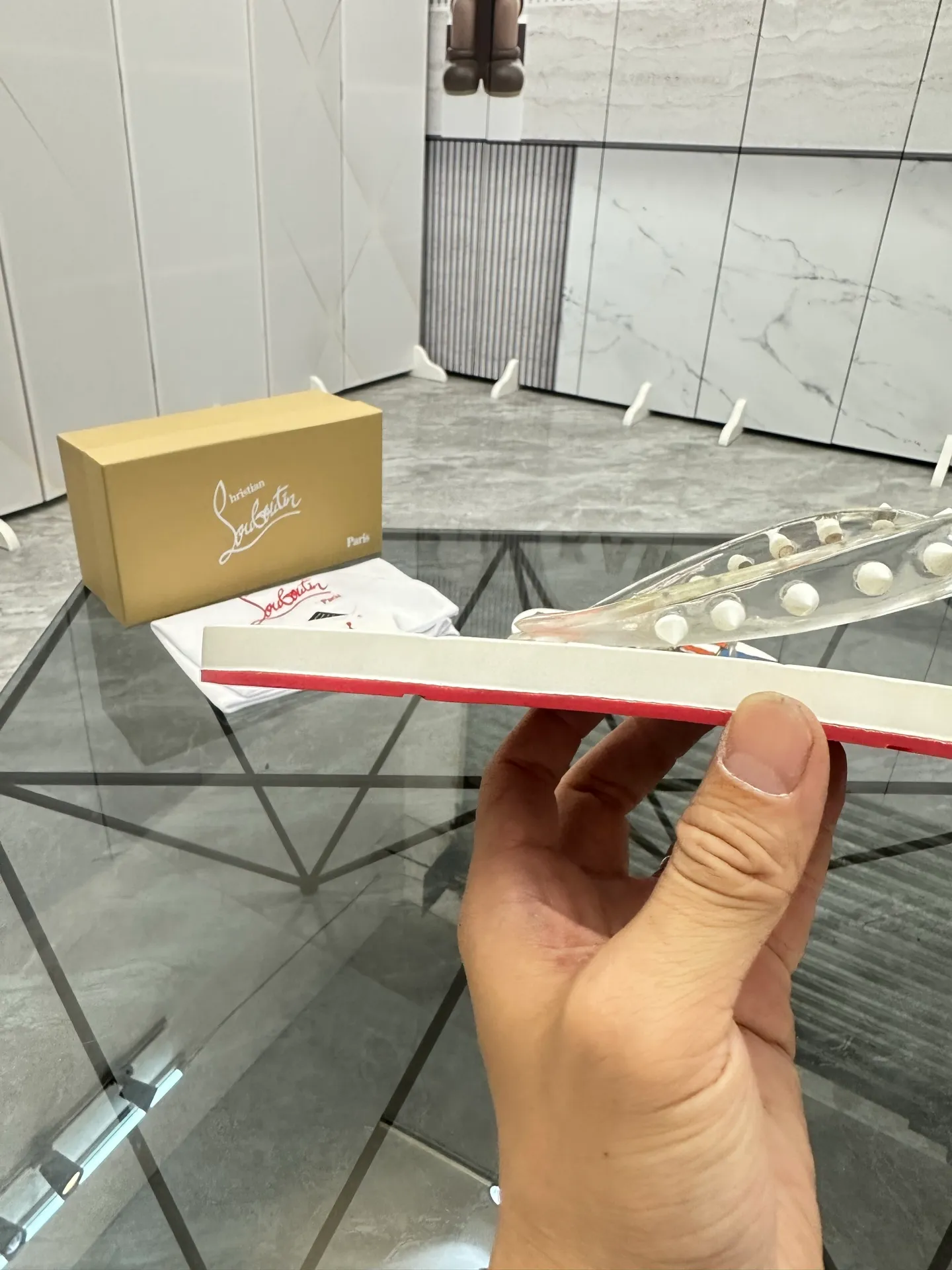 Men's shoes: 💰P280¥ Product trademark: CL red-soled shoes* "CL*" flip-flops Regular size: 36-44 (can be customized to 45.46) Couple style Product materials: Original material from upper counter, 5D color printing process, high-end rivets, original lining, original outsole. Number: 789